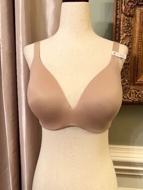 NWT Victoria's Secret Infinity Flex LIghtly Lined Wireless Plunge Bra Nude 36DD